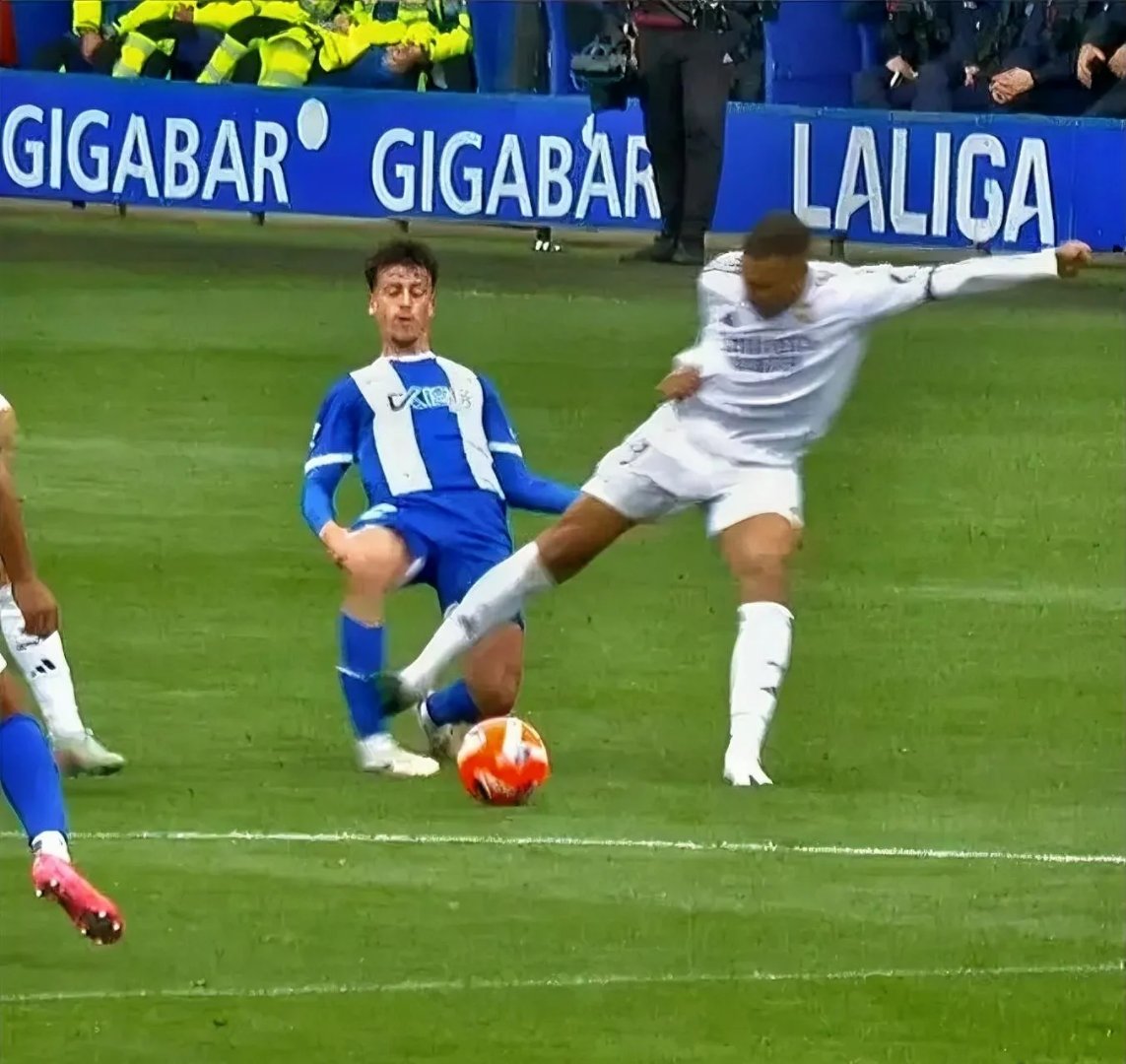 开云-姆巴佩在MAD比赛中大比分获胜，反败为胜引发热议！