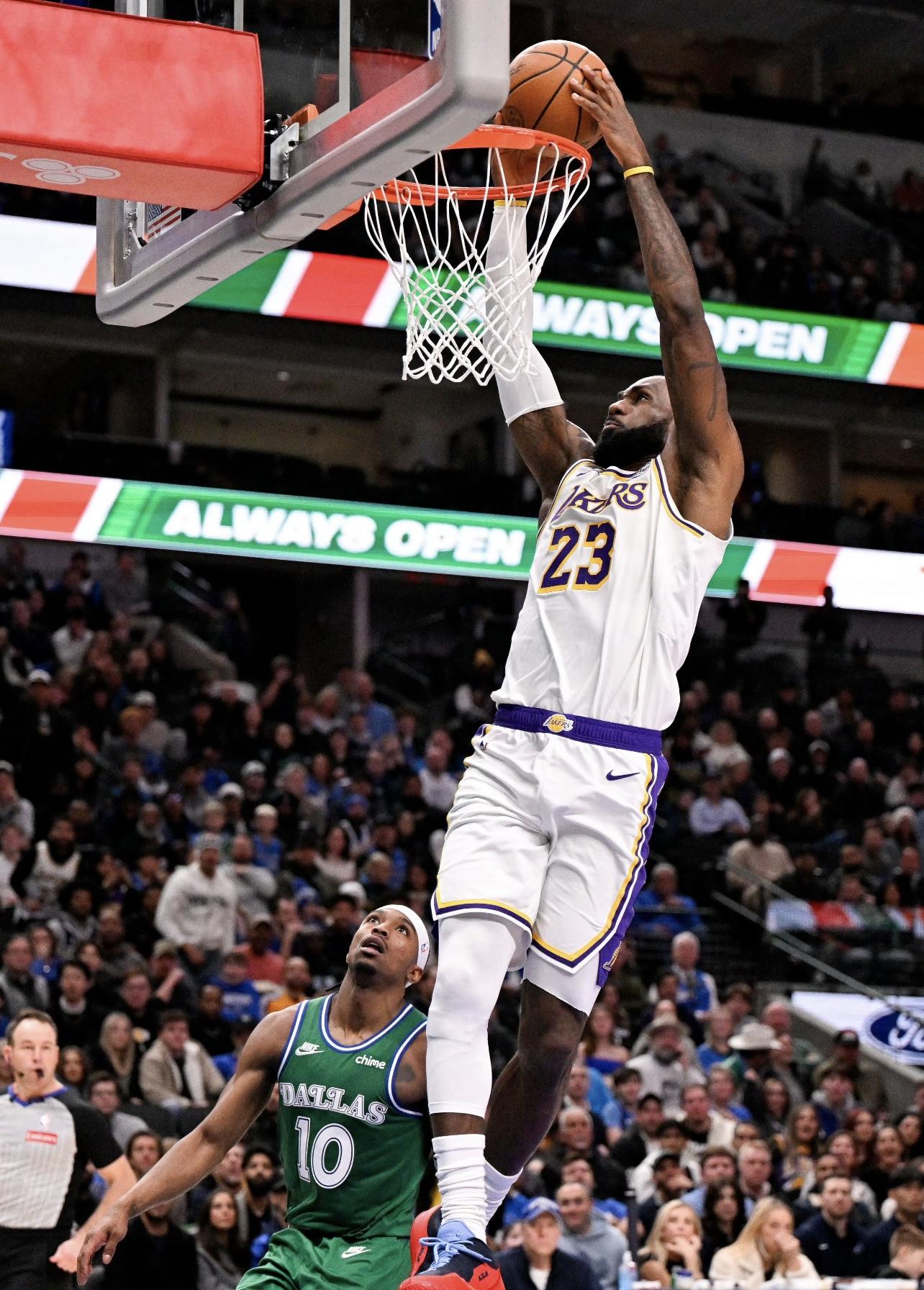 开云体育-詹姆斯在独行侠比赛中爆冷，败北引发热议！的简单介绍